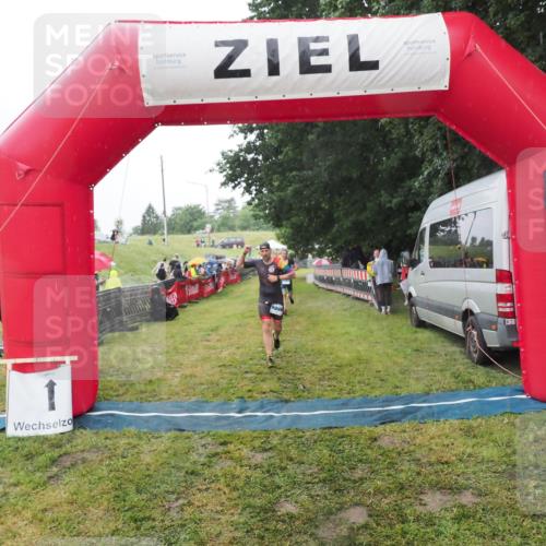 21.06.2025 - 27. Vierlanden-Triathlon MichiJ http://msf.ph/oto/8049384 15.06.2026 14:25:07 Ziel 1246, 1306 meine-sportfotos.de