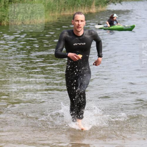 15.06.2025 - 27. Vierlanden-Triathlon Lena Gebhardt http://msf.ph/oto/8049385 15.06.2025 09:53:04 Schwimmen 265, 328 meine-sportfotos.de