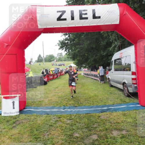 21.06.2025 - 27. Vierlanden-Triathlon MichiJ http://msf.ph/oto/8049386 15.06.2026 14:25:08 Ziel 1246, 1306 meine-sportfotos.de