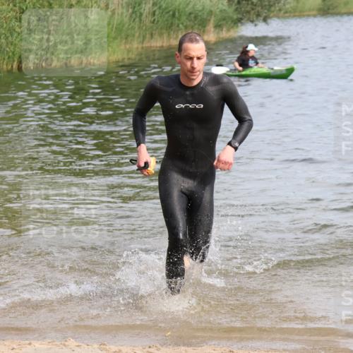 15.06.2025 - 27. Vierlanden-Triathlon Lena Gebhardt http://msf.ph/oto/8049387 15.06.2025 09:53:05 Schwimmen 265, 328 meine-sportfotos.de