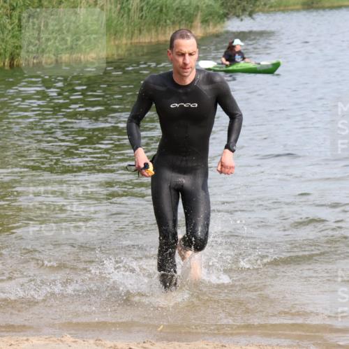 15.06.2025 - 27. Vierlanden-Triathlon Lena Gebhardt http://msf.ph/oto/8049389 15.06.2025 09:53:05 Schwimmen 265, 328 meine-sportfotos.de