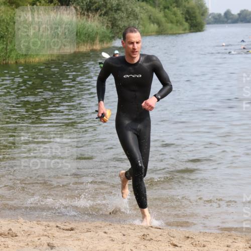 15.06.2025 - 27. Vierlanden-Triathlon Lena Gebhardt http://msf.ph/oto/8049390 15.06.2025 09:53:05 Schwimmen 265, 328 meine-sportfotos.de