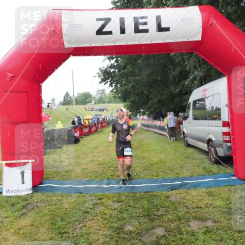 21.06.2025 - 27. Vierlanden-Triathlon MichiJ http://msf.ph/oto/8049402 15.06.2026 14:25:08 Ziel 1246, 1306 meine-sportfotos.de