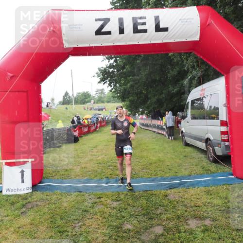 21.06.2025 - 27. Vierlanden-Triathlon MichiJ http://msf.ph/oto/8049404 15.06.2026 14:25:09 Ziel 1246, 1306 meine-sportfotos.de