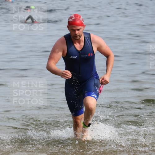 15.06.2025 - 27. Vierlanden-Triathlon Lena Gebhardt http://msf.ph/oto/8049406 15.06.2025 09:53:19 Schwimmen 304 meine-sportfotos.de