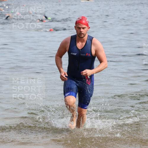15.06.2025 - 27. Vierlanden-Triathlon Lena Gebhardt http://msf.ph/oto/8049408 15.06.2025 09:53:19 Schwimmen 304 meine-sportfotos.de