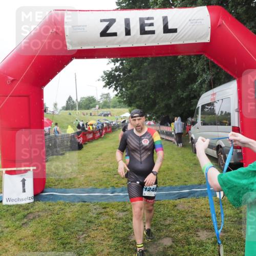 21.06.2025 - 27. Vierlanden-Triathlon MichiJ http://msf.ph/oto/8049409 15.06.2026 14:25:10 Ziel 1246, 1306 meine-sportfotos.de