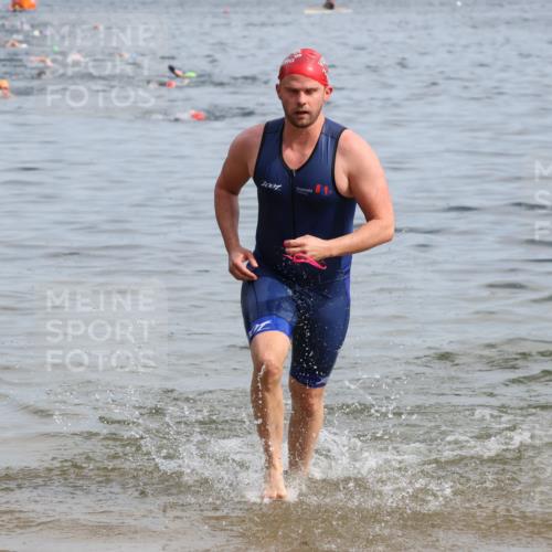 15.06.2025 - 27. Vierlanden-Triathlon Lena Gebhardt http://msf.ph/oto/8049410 15.06.2025 09:53:19 Schwimmen 304 meine-sportfotos.de