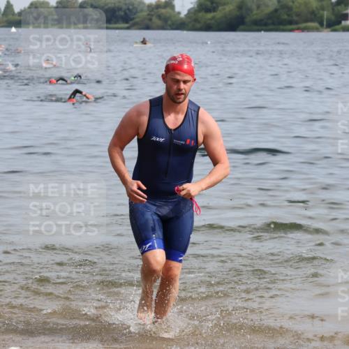 15.06.2025 - 27. Vierlanden-Triathlon Lena Gebhardt http://msf.ph/oto/8049412 15.06.2025 09:53:20 Schwimmen 304 meine-sportfotos.de