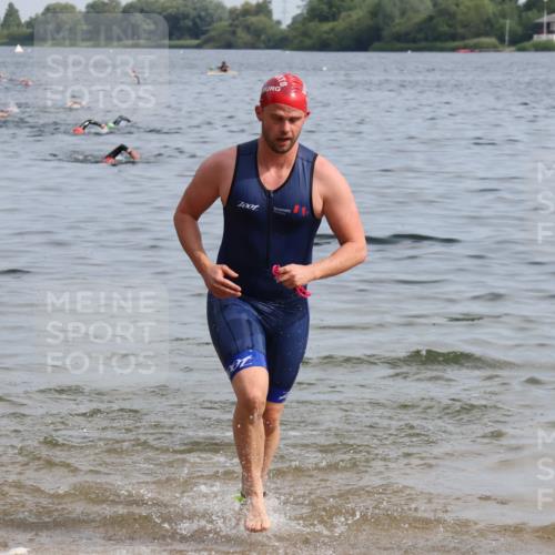 15.06.2025 - 27. Vierlanden-Triathlon Lena Gebhardt http://msf.ph/oto/8049414 15.06.2025 09:53:20 Schwimmen 304 meine-sportfotos.de
