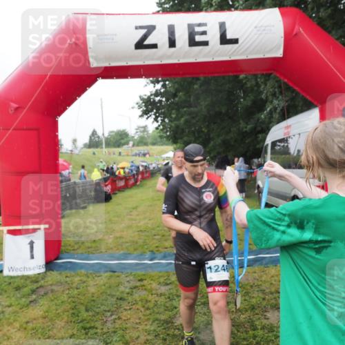21.06.2025 - 27. Vierlanden-Triathlon MichiJ http://msf.ph/oto/8049419 15.06.2026 14:25:11 Ziel 1246, 1306 meine-sportfotos.de