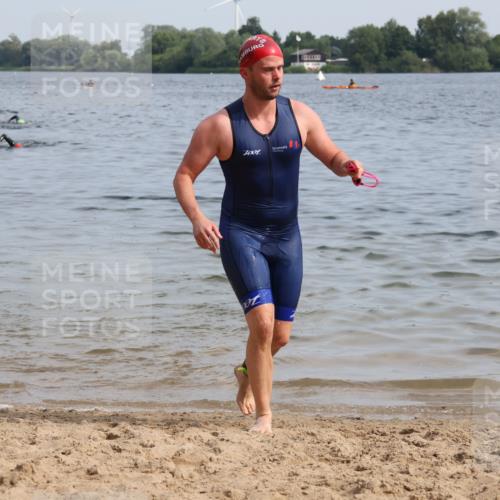 15.06.2025 - 27. Vierlanden-Triathlon Lena Gebhardt http://msf.ph/oto/8049420 15.06.2025 09:53:21 Schwimmen 304 meine-sportfotos.de