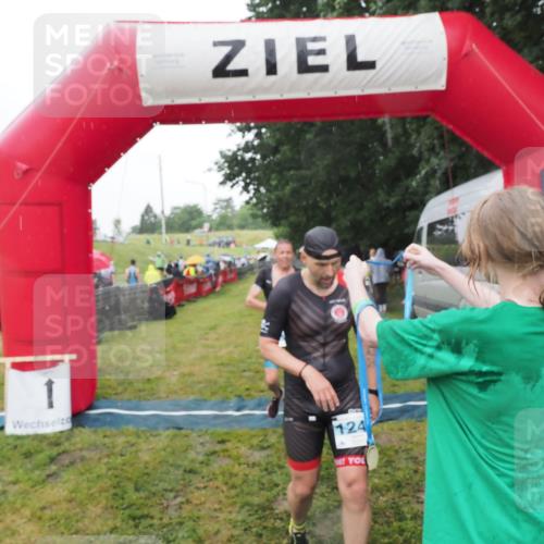 21.06.2025 - 27. Vierlanden-Triathlon MichiJ http://msf.ph/oto/8049421 15.06.2026 14:25:11 Ziel 1246, 1306 meine-sportfotos.de