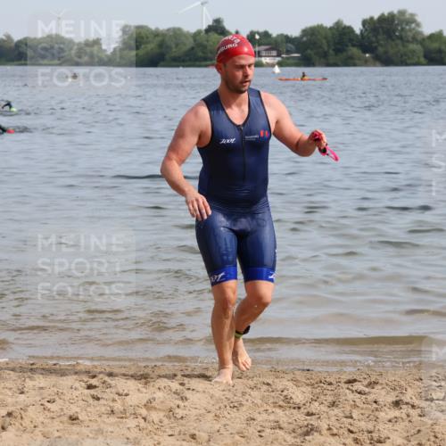 15.06.2025 - 27. Vierlanden-Triathlon Lena Gebhardt http://msf.ph/oto/8049422 15.06.2025 09:53:21 Schwimmen 304 meine-sportfotos.de