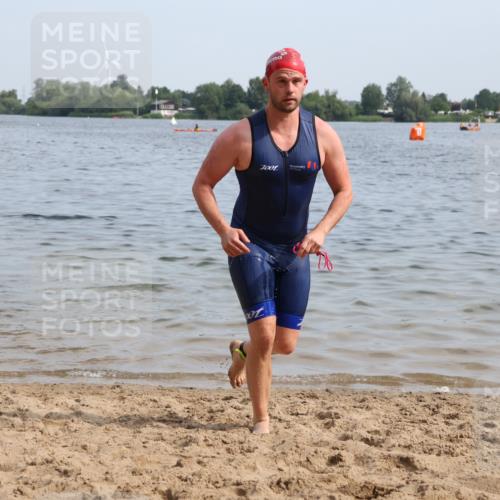 15.06.2025 - 27. Vierlanden-Triathlon Lena Gebhardt http://msf.ph/oto/8049423 15.06.2025 09:53:22 Schwimmen 304 meine-sportfotos.de
