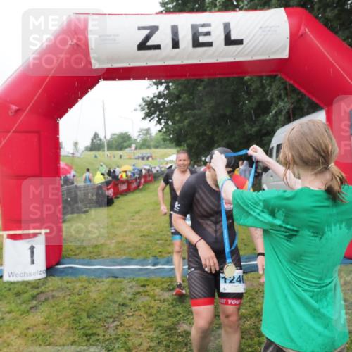 21.06.2025 - 27. Vierlanden-Triathlon MichiJ http://msf.ph/oto/8049426 15.06.2026 14:25:11 Ziel 1246, 1306 meine-sportfotos.de