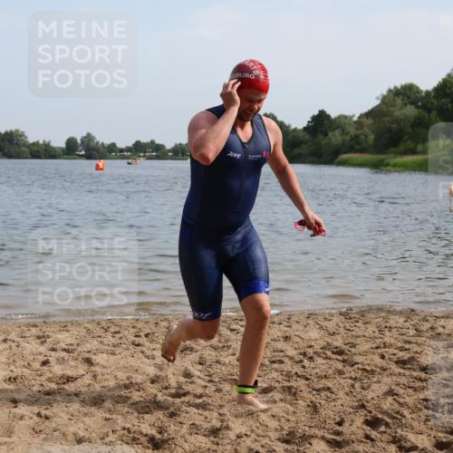 15.06.2025 - 27. Vierlanden-Triathlon Lena Gebhardt http://msf.ph/oto/8049427 15.06.2025 09:53:23 Schwimmen 304 meine-sportfotos.de