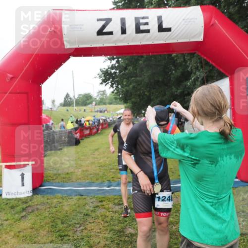 21.06.2025 - 27. Vierlanden-Triathlon MichiJ http://msf.ph/oto/8049428 15.06.2026 14:25:11 Ziel 1246, 1306 meine-sportfotos.de