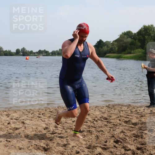 15.06.2025 - 27. Vierlanden-Triathlon Lena Gebhardt http://msf.ph/oto/8049429 15.06.2025 09:53:23 Schwimmen 304 meine-sportfotos.de