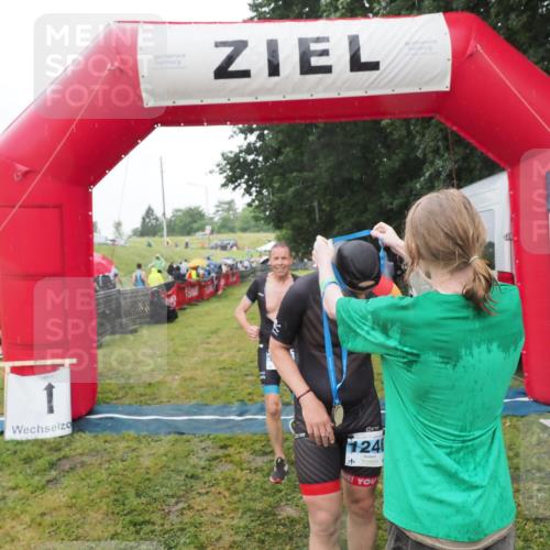 21.06.2025 - 27. Vierlanden-Triathlon MichiJ http://msf.ph/oto/8049430 15.06.2026 14:25:11 Ziel 1246, 1306 meine-sportfotos.de