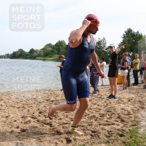 15.06.2025 - 27. Vierlanden-Triathlon Lena Gebhardt http://msf.ph/oto/8049431 15.06.2025 09:53:23 Schwimmen 304 meine-sportfotos.de