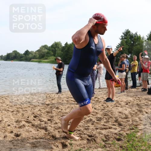15.06.2025 - 27. Vierlanden-Triathlon Lena Gebhardt http://msf.ph/oto/8049432 15.06.2025 09:53:23 Schwimmen 304 meine-sportfotos.de