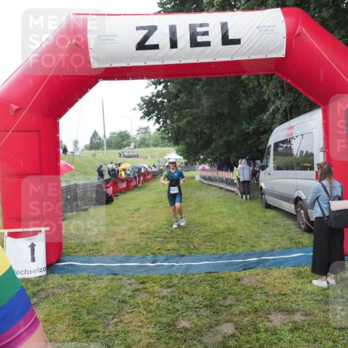 21.06.2025 - 27. Vierlanden-Triathlon MichiJ http://msf.ph/oto/8049433 15.06.2026 14:25:23 Ziel 1199 meine-sportfotos.de