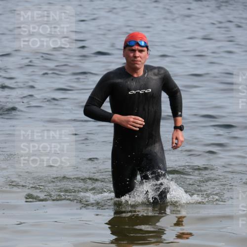 15.06.2025 - 27. Vierlanden-Triathlon Lena Gebhardt http://msf.ph/oto/8049441 15.06.2025 09:53:53 Schwimmen 307 meine-sportfotos.de