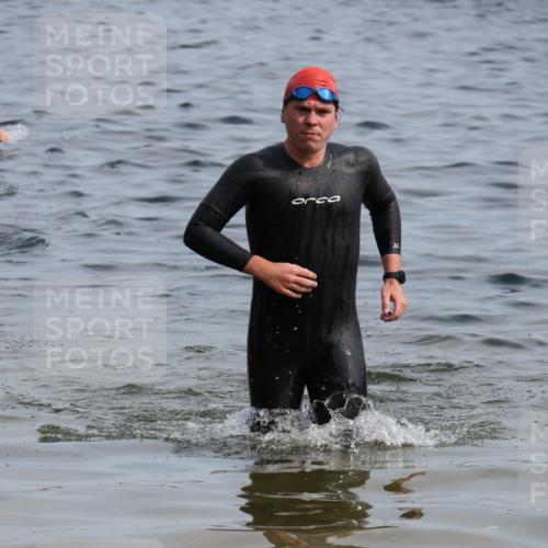 15.06.2025 - 27. Vierlanden-Triathlon Lena Gebhardt http://msf.ph/oto/8049443 15.06.2025 09:53:53 Schwimmen 307 meine-sportfotos.de