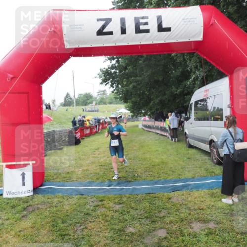 21.06.2025 - 27. Vierlanden-Triathlon MichiJ http://msf.ph/oto/8049444 15.06.2026 14:25:24 Ziel 1199 meine-sportfotos.de