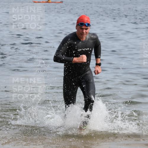 15.06.2025 - 27. Vierlanden-Triathlon Lena Gebhardt http://msf.ph/oto/8049448 15.06.2025 09:53:55 Schwimmen 267, 307 meine-sportfotos.de