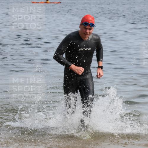 15.06.2025 - 27. Vierlanden-Triathlon Lena Gebhardt http://msf.ph/oto/8049450 15.06.2025 09:53:55 Schwimmen 267, 307 meine-sportfotos.de