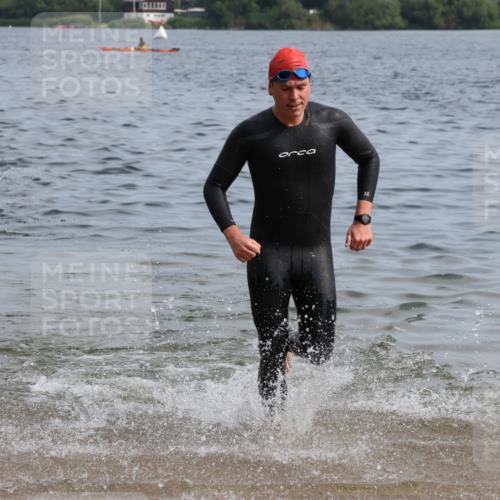 15.06.2025 - 27. Vierlanden-Triathlon Lena Gebhardt http://msf.ph/oto/8049452 15.06.2025 09:53:56 Schwimmen 267, 307 meine-sportfotos.de