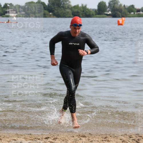 15.06.2025 - 27. Vierlanden-Triathlon Lena Gebhardt http://msf.ph/oto/8049456 15.06.2025 09:53:56 Schwimmen 267, 307 meine-sportfotos.de