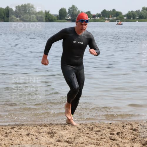 15.06.2025 - 27. Vierlanden-Triathlon Lena Gebhardt http://msf.ph/oto/8049459 15.06.2025 09:53:57 Schwimmen 267, 307 meine-sportfotos.de