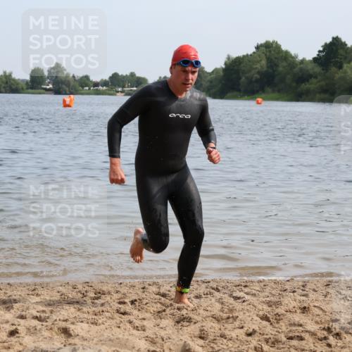 15.06.2025 - 27. Vierlanden-Triathlon Lena Gebhardt http://msf.ph/oto/8049465 15.06.2025 09:53:57 Schwimmen 267, 307 meine-sportfotos.de