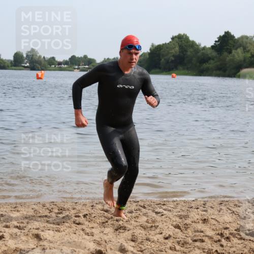 15.06.2025 - 27. Vierlanden-Triathlon Lena Gebhardt http://msf.ph/oto/8049467 15.06.2025 09:53:58 Schwimmen 267, 307 meine-sportfotos.de