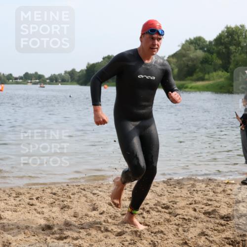 15.06.2025 - 27. Vierlanden-Triathlon Lena Gebhardt http://msf.ph/oto/8049470 15.06.2025 09:53:58 Schwimmen 267, 307 meine-sportfotos.de