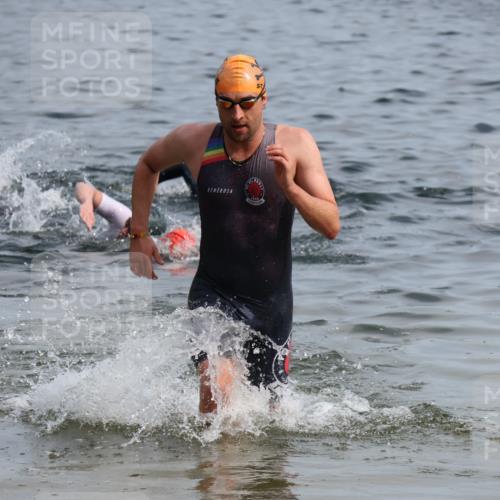 15.06.2025 - 27. Vierlanden-Triathlon Lena Gebhardt http://msf.ph/oto/8049472 15.06.2025 09:54:02 Schwimmen 267, 307, 356 meine-sportfotos.de