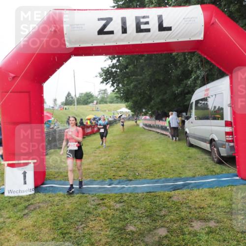 21.06.2025 - 27. Vierlanden-Triathlon MichiJ http://msf.ph/oto/8049477 15.06.2026 14:25:38 Ziel 224 meine-sportfotos.de
