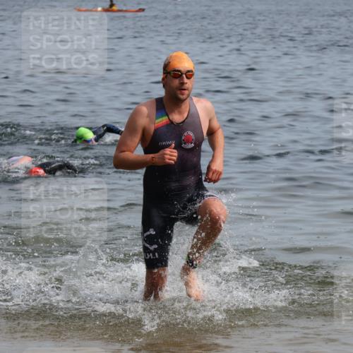 15.06.2025 - 27. Vierlanden-Triathlon Lena Gebhardt http://msf.ph/oto/8049480 15.06.2025 09:54:03 Schwimmen 267, 307, 356 meine-sportfotos.de