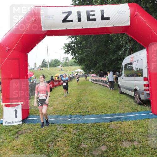 21.06.2025 - 27. Vierlanden-Triathlon MichiJ http://msf.ph/oto/8049484 15.06.2026 14:25:38 Ziel 224 meine-sportfotos.de
