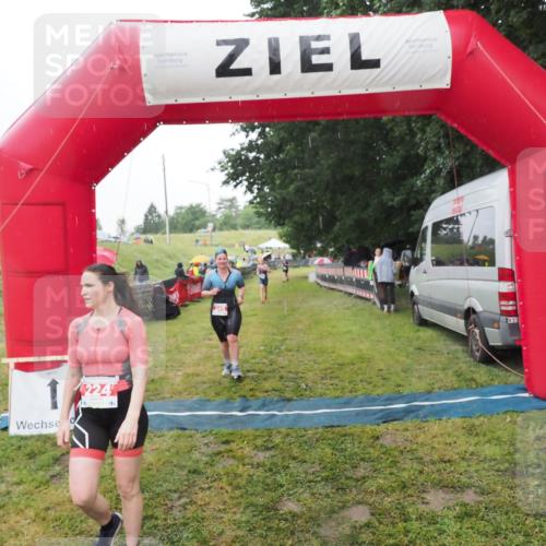 21.06.2025 - 27. Vierlanden-Triathlon MichiJ http://msf.ph/oto/8049486 15.06.2026 14:25:40 Ziel 224, 1281 meine-sportfotos.de