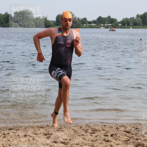 15.06.2025 - 27. Vierlanden-Triathlon Lena Gebhardt http://msf.ph/oto/8049489 15.06.2025 09:54:05 Schwimmen 267, 302, 307, 356 meine-sportfotos.de