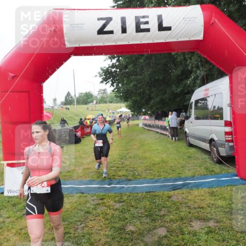 21.06.2025 - 27. Vierlanden-Triathlon MichiJ http://msf.ph/oto/8049490 15.06.2026 14:25:40 Ziel 224, 1281 meine-sportfotos.de