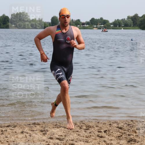 15.06.2025 - 27. Vierlanden-Triathlon Lena Gebhardt http://msf.ph/oto/8049491 15.06.2025 09:54:05 Schwimmen 267, 302, 307, 356 meine-sportfotos.de