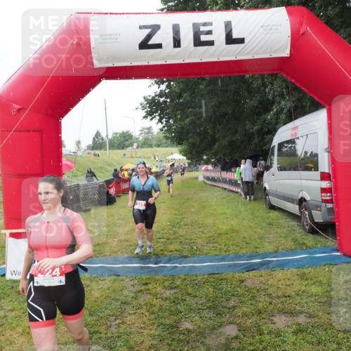 21.06.2025 - 27. Vierlanden-Triathlon MichiJ http://msf.ph/oto/8049492 15.06.2026 14:25:41 Ziel 224, 1281 meine-sportfotos.de