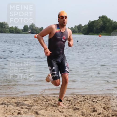 15.06.2025 - 27. Vierlanden-Triathlon Lena Gebhardt http://msf.ph/oto/8049493 15.06.2025 09:54:05 Schwimmen 267, 302, 307, 356 meine-sportfotos.de