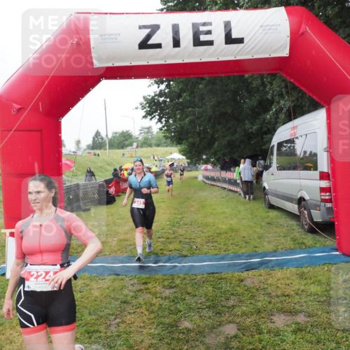 21.06.2025 - 27. Vierlanden-Triathlon MichiJ http://msf.ph/oto/8049494 15.06.2026 14:25:41 Ziel 224, 1281 meine-sportfotos.de