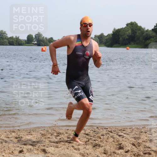 15.06.2025 - 27. Vierlanden-Triathlon Lena Gebhardt http://msf.ph/oto/8049495 15.06.2025 09:54:06 Schwimmen 267, 302, 307, 356 meine-sportfotos.de